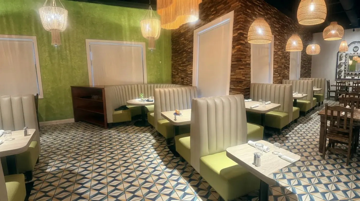 Booths tapizados y mesas de MF Imports instalados en Pedro's Tacos Fresh Mex