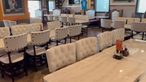 Mobiliario instalado en un restaurante real como referencia para planear acabados